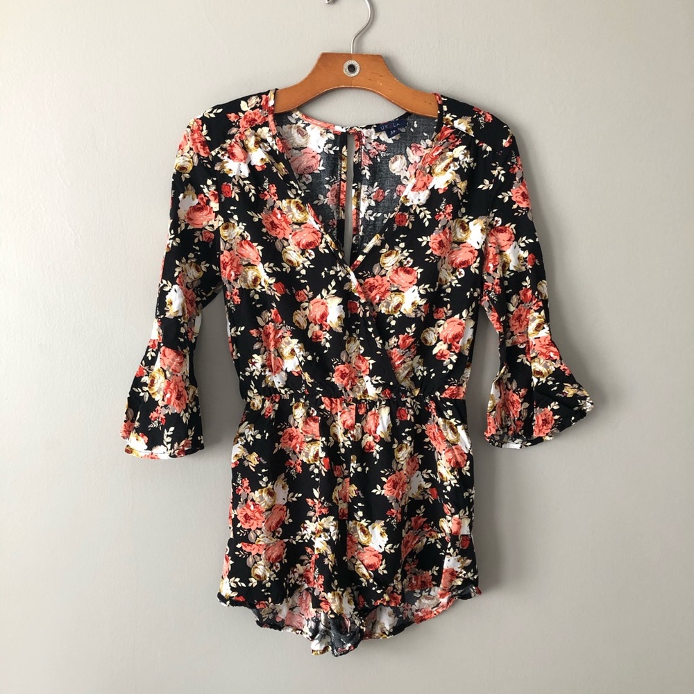 UK2LA Black Floral Romper Size Small
